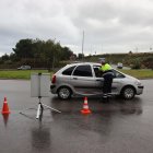 Un agent dels Mossos d'Esquadra explicant a un conductor que no pot accedir a l'AP-7 pel risc de pluges intenses