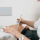 Imatge d'una embarassada durant una ecografia.