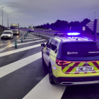 Una patrulla de Mossos controla el trànsit en una carretera tarragonina.