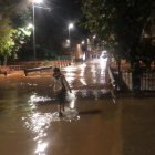 Un nen just abans del pont que dona accés al nucli dels Valentins i per sobre del qual ha saltat l'aigua del barranc.