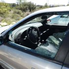 Imagen de uno coche con los cristales rotos en Tarragona.