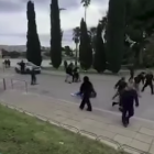 Imatge d'un moment de la baralla, amb diverses persones involucrades.