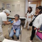 Una pacient acudint al CAP d’Alcover durant l’arrencada d’aquesta campanya d’immunització contra la grip.