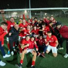 Els jugadors del Club Atlètic Roda de Barà celebrant la victòria sobre el Manresa a la tanda de penals.
