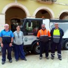 La coalcaldessa Alba Muntadas amb operaris de la Brigada i el nou camió escombradora.