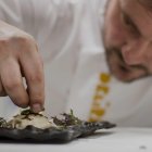 El xef del Deliranto ed Salou, Pep Moreno, elaborant un plat a la seva cuina.