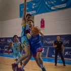 El jugador del CBT Josep Fermí Cera durant el partit d’ahir contra el Santfeliuenc al Serrallo.