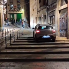 Imagen del coche subiendo por las escaleras de la plaza dels Sedassos.