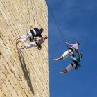 Petits i grans es van aplegar davant el monument per veure l’espectacle 'Fargar'