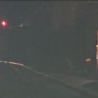 Captura del vídeo en què es pot observar el tren parat i la llum del tren que arriba en direcció contrària