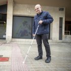 El director de l’ONCE a Reus, Fran Sánchez, mostrant el paviment podotàctil davant de la seu de l’entitat a la plaça de la Llibertat.