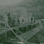 Fotografia de les obres de construcció del pantà de Riudecanyes que es van dur a terme entre els anys 1904 i 1918.