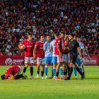 Imatge d'Éder Mallo instants abans de mostrar-li la segona targeta groga a Nacho González al minut 63 de la final del Play-off d'ascens a Segona Divisió davant el Màlaga.