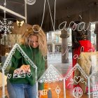 Fina Veciana, artista i impulsora juntament amb Mar Bonet del Navàs Market, decorant l’aparador