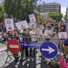 Fotografia d’una mobilització de la comunitat educativa de l’escola Prat de la Riba.