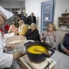 2024_12_12_02_VDM 003 Taller de torrons per dinamitzar el barri Mas Pellicer.
Fotografia de la classe magistral sobre com fer torrons al barri de Mas Pellicer i a càrrec del pastisser Cristobal Tello.