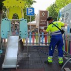 Fotografia d’arxiu d’un treballador de Reus Net, durant la presentació de la reorganització dels treballs de neteja a zones de jocs infantils.