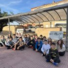 Nens i nenes de 5è davant les Tombes Romanes de Perafort.