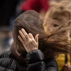 Una mujer despeinada por el viento, en una imagen de archivo.