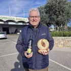 Pau Serra, president de la Cooperativa Agrícola de Cambrils, amb el reconeixement a un dels millors olis de Catalunya.