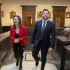 Els màxims responsables municipals de Reus i Tarragona pujant les escales interiors de l’edifici consistorial reusenc.