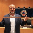 L'alcalde de Cambrils, Alfredo Clúa (PSC), sosté la vara de batlle en el ple d'investidura.