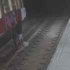 Tres dels grafiters detinguts pintant un vagó del metro de Barcelona