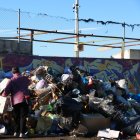 Una dona llença brossa a l'àrea d'emergències de l'Arboç en el marc de la segona alerta per emergència sanitària