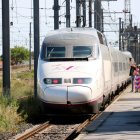 Imatge del tren AVE entre Barcelona i Lió abandonant l'estació de Narbona