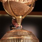 Imatge d'arxiu d'un funcionari de Loteries i Apostes de l'Estat, preparant els bombos de la Rifa de Nadal