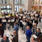 Treballadors de l’Ajuntament de Cambrils, convocats per CSIF, CCOO i UGT, protestant al consistori