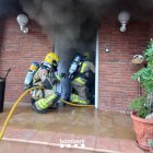 Bombers treballant en l'incendi d'un habitatge de Cala Romana.