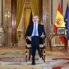 El rei d'Espanya, Felip VI, assegut en una cadira mentre pronuncia el discurs de Nadal