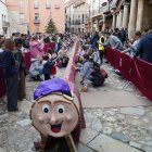 Els nens d'Alcover fan cagar el tió «més llarg del món».