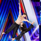 Sebastián Jiménez i Sonia Moreno realitzant una de les seves rutines aèries a America’s Got Talent.