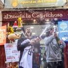 Imagen de archivo de la celebración de dos loteros de Toledo tras vender parte del primer y del tercer premios del sorteo del Niño del año pasado.