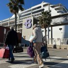 Creueristes embarcant l'MSC Magnifica al port de Barcelona