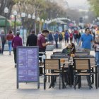 Un cambrer atenent una taula a un restaurant de la Rambla Nova de Tarragona.