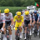 Tadej Pogacar i el seu equip davant del pelotó durant l'ascens a Simacourbe del Tour de França 2024, etapa 13.