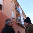 Marcel·lí Balcells, propietari d'un pis d'un bloc ocupat de Santa Bàrbara d'on ha hagut de marxar, acompanyat d'un amic davant de l'edifici ocupat