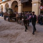 Un carro participant als Tres Tombs de Valls, durant el seu pas pel 'tomb de l'ajuntament'