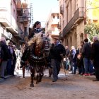 Una genet guia un carro durant el recorregut dels Tres Tombs a Valls