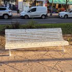 Una de les quatre imatges compartides a la xarxa que denuncien l'estat dels bancs de la Rambla Lluis Companys.