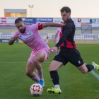 El 10 del Reus FC Reddis, Ricardo Vaz, durant una acció del duel de diumenge contra el Badalona.