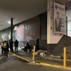 Membres de Protecció Civil atenen persones sense llar davant l'onada de fred a Tarragona.