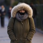 Una mujer pasea por Madrid en una fría mañana.