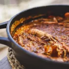 Desde los productos marinos hasta los de la tierra, la oferta culinaria de esta región catalana es un festín para los sentidos.