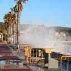 Les onades inundant el passeig de l'Arenal de l'Ampolla, on va desaparèixer la platja després del Gloria.