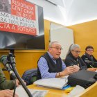 Tarsicio Ros i Carmen Mesas, al mig de la imatge, van detallar la situació als assistents a l’acte.