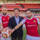 D’esquerra dreta, el director esportiu Javi Sanz, David Juncà, el president Lluís Fàbregas i Migue Leal sobre la gespa del Nou Estadi.